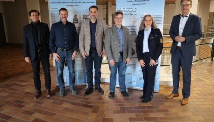 Gruppenbild zum Besuch des Instituts für Rechtsextremismusforschung der Ruprecht Karls Universität Tübingen