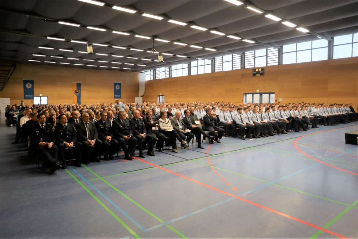 Blick in die gut gefüllte Main-Tauber-Halle bei der Vereidigung in Wertheim am 01.12.2023