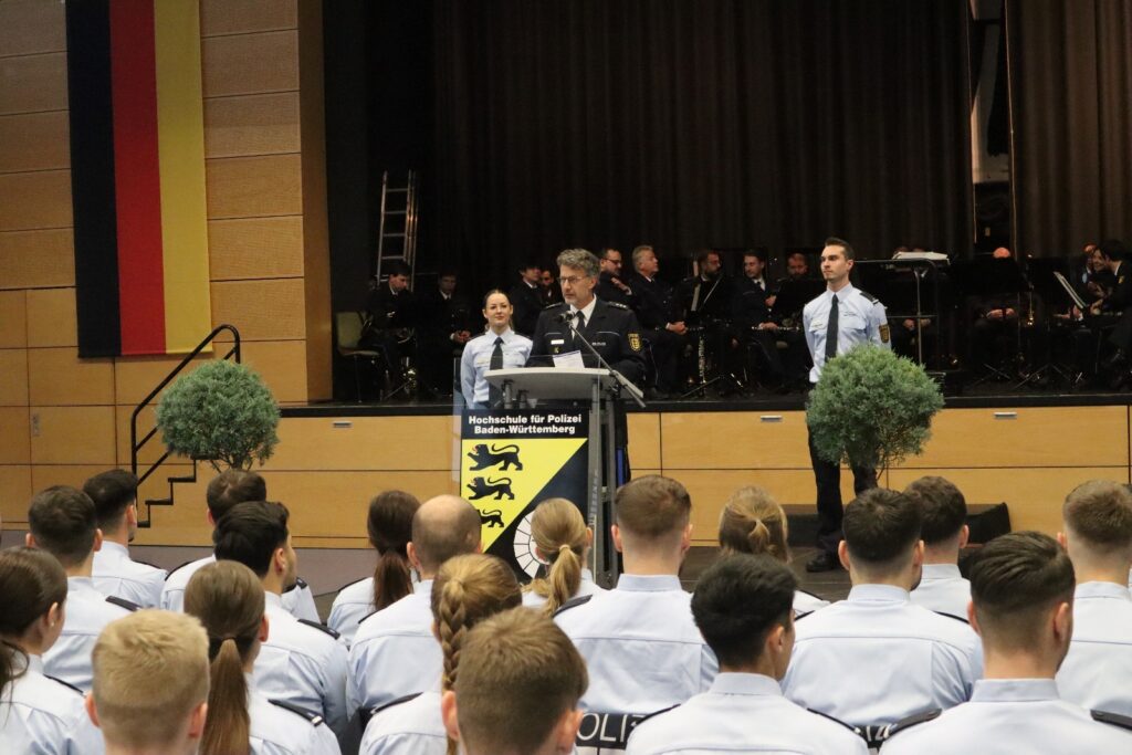 Polizeidirektor Richard Zorn, Leiter des Ausbildungsstandorts Wertheim, bei der Begrüßung