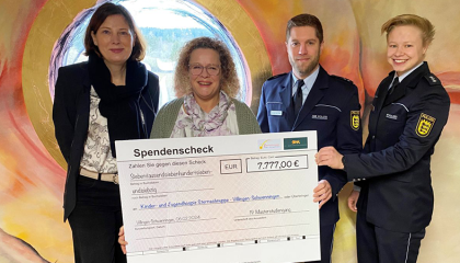 Bild der Scheckübergabe an das Kinderhospiz, von links: Prorektorin Dr. Hauer, Frau Noce vom Kinderhospiz, Herr Granacher und Frau Vollat vom Masterstudiengang.