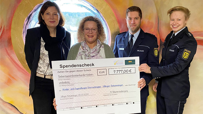 Bild der Scheckübergabe an das Kinderhospiz, von links: Prorektorin Dr. Hauer, Frau Noce vom Kinderhospiz, Herr Granacher und Frau Vollat vom Masterstudiengang.