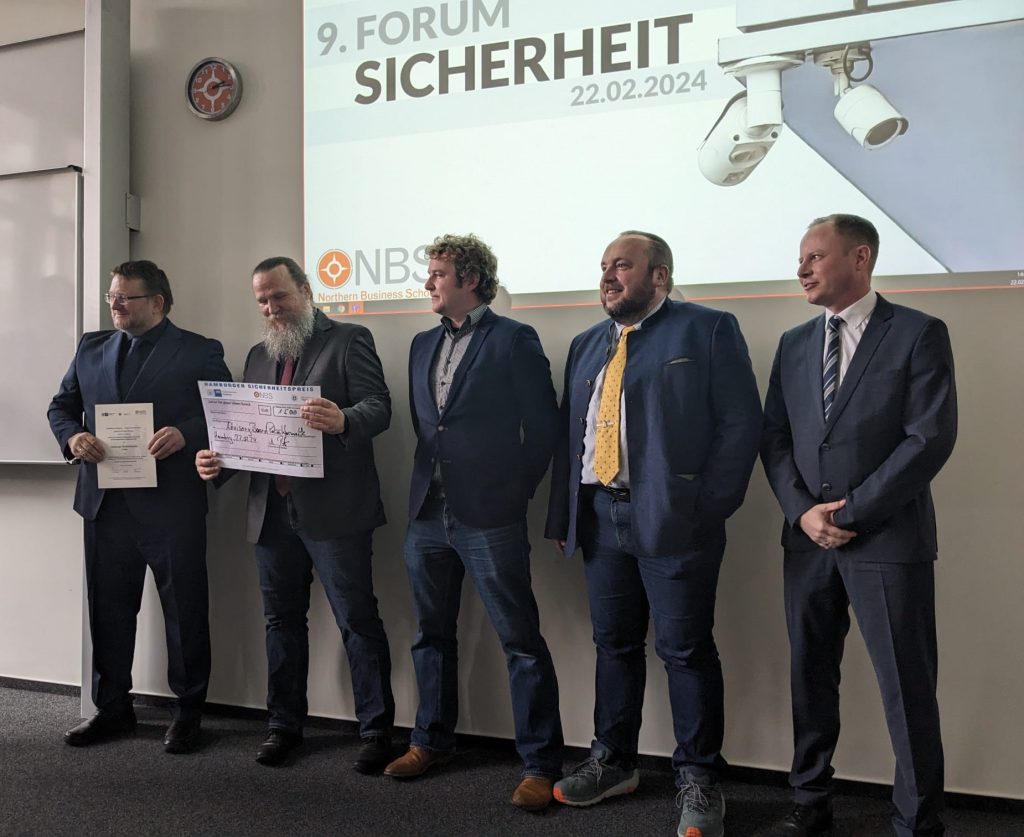 Das Team „Advisory Board Polizei-Informatik“ bei der Verleihung des Hamburger Sicherheitspreises, in der Mitte: Prof. Dr. Fähndrich von der Fakultät 4 der Hochschule für Polizei Baden-Württemberg