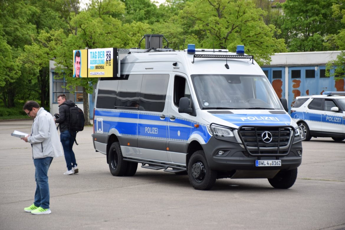 Bild des Lautsprecherkraftwagens mit Infoscreens an der Seite, die den Tag der Ausbildung beworben haben.