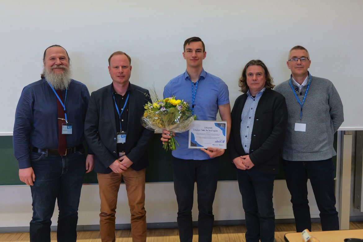 Bild der Preisübergabe, v. l.: Prof. Dr. Roman Povalej (Polizeiakademie Niedersachsen), Silvio Berner M. A. (Hochschule der sächsichen Polizei), Preisträger Paul David Langsam (HfPolBW), Prof. Dr. Dirk Labudde (Hochschule Mittweida), Michael Mundt (Fa. Esri)