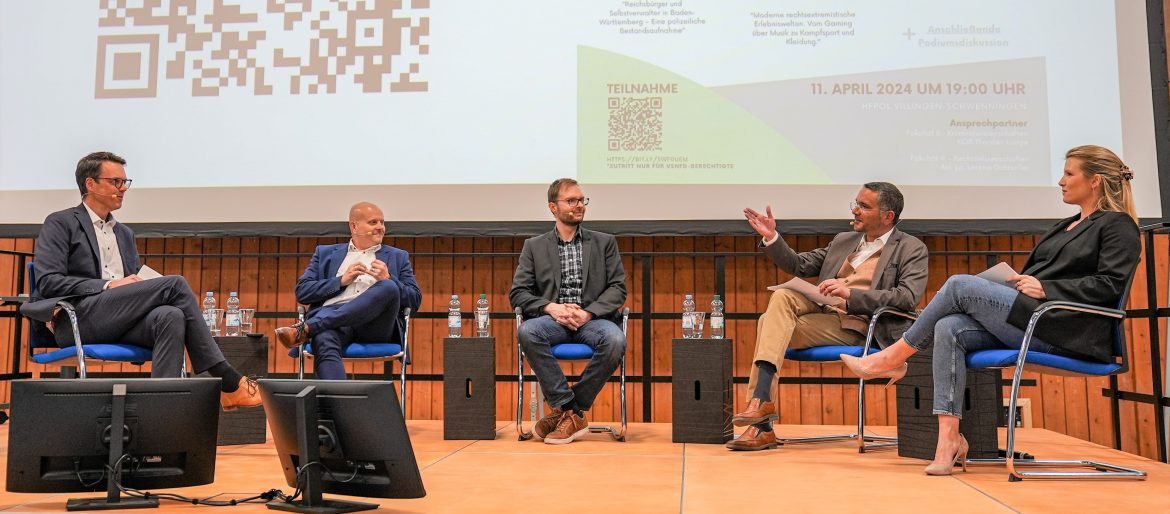 Blick auf das Podium, KOR Thorsten Lange (links) und Ass. jur. Lorena Gutzwiller (rechts), mit ihren Gästen v.l.n.r. Ltd. KD Andreas Taube, Dr. Daniel Köhler und Prof. Dr. Philipp Molsberger.