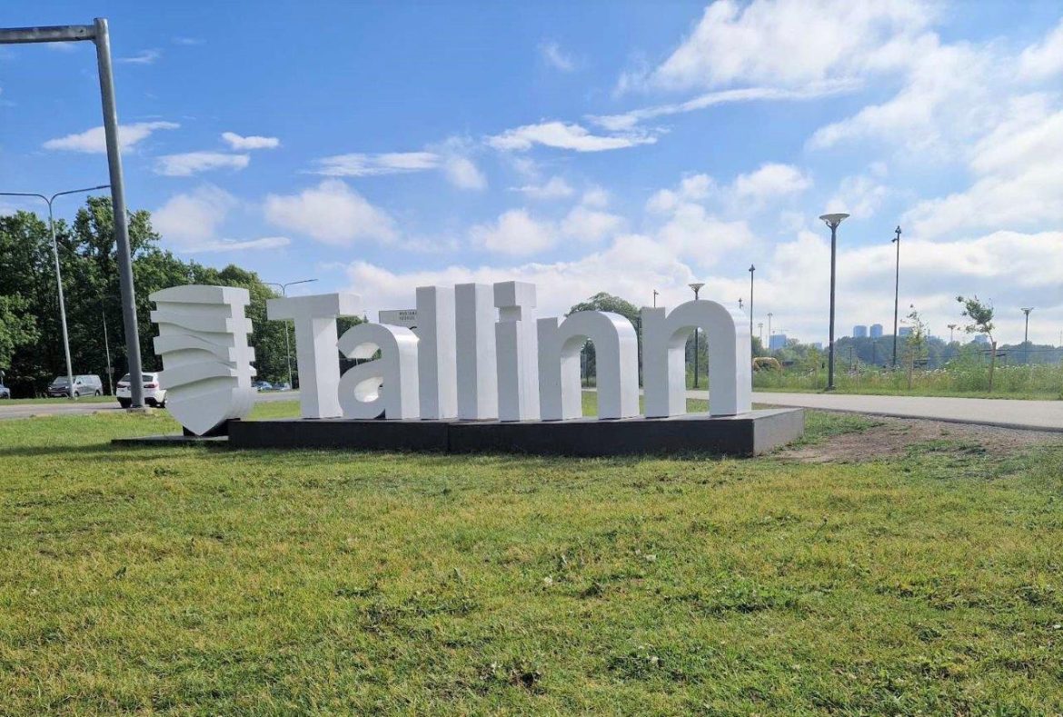 Schriftzug "Tallinn" auf einer Wiese