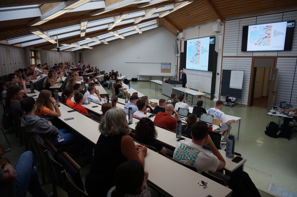 Blick in den Hörsaal beim Studium Generale am 25.06.2024. Im Lehrsaal Z 5.12 waren über 130 Angehörige der HfPolBW, vor den Laptops per ZOOM-Webinar waren etwa 180 online dabei.