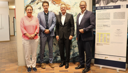 Treffen der Hochschulleitungen auf dem Campus VS, die Kanzlerin der HFU, Andrea Linke (links im Bild), der neue Rektor der DHBW, Professor Dr. Ing. Lars Meierling (2. v. l.) und der neue Präsident der HfPolBW, Matthias Zeiser (2. v. r.), von Oberbürgermeister Jürgen Roth (r.)