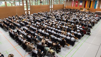 Übersichtsaufnahme aus der Sporthalle mit den Anwesenden zur Verabschiedung des 2. Erfahrungsbasierten Studienjahrgangs