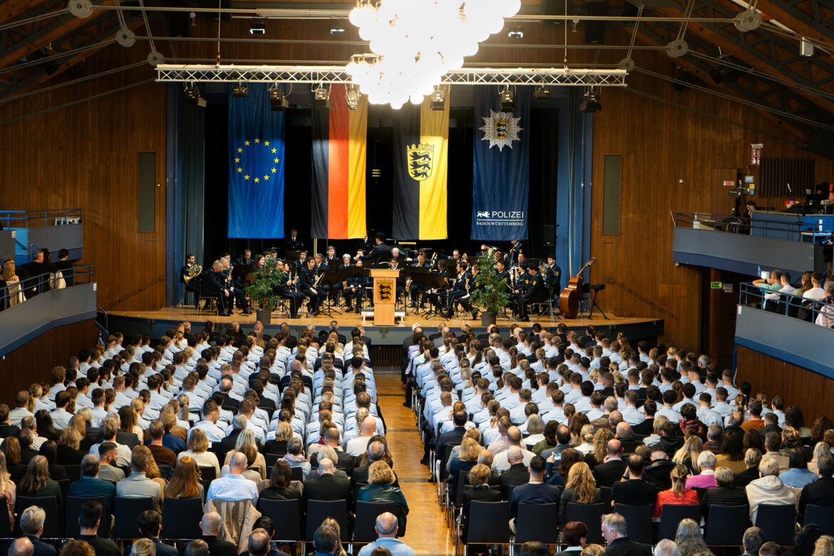 Blick von hinten in die Halle in Richtung Bühne