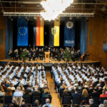 Blick von hinten in die Halle in Richtung Bühne