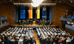 Blick von hinten in die Halle in Richtung Bühne