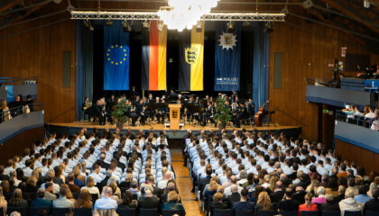 Blick von hinten in die Halle in Richtung Bühne