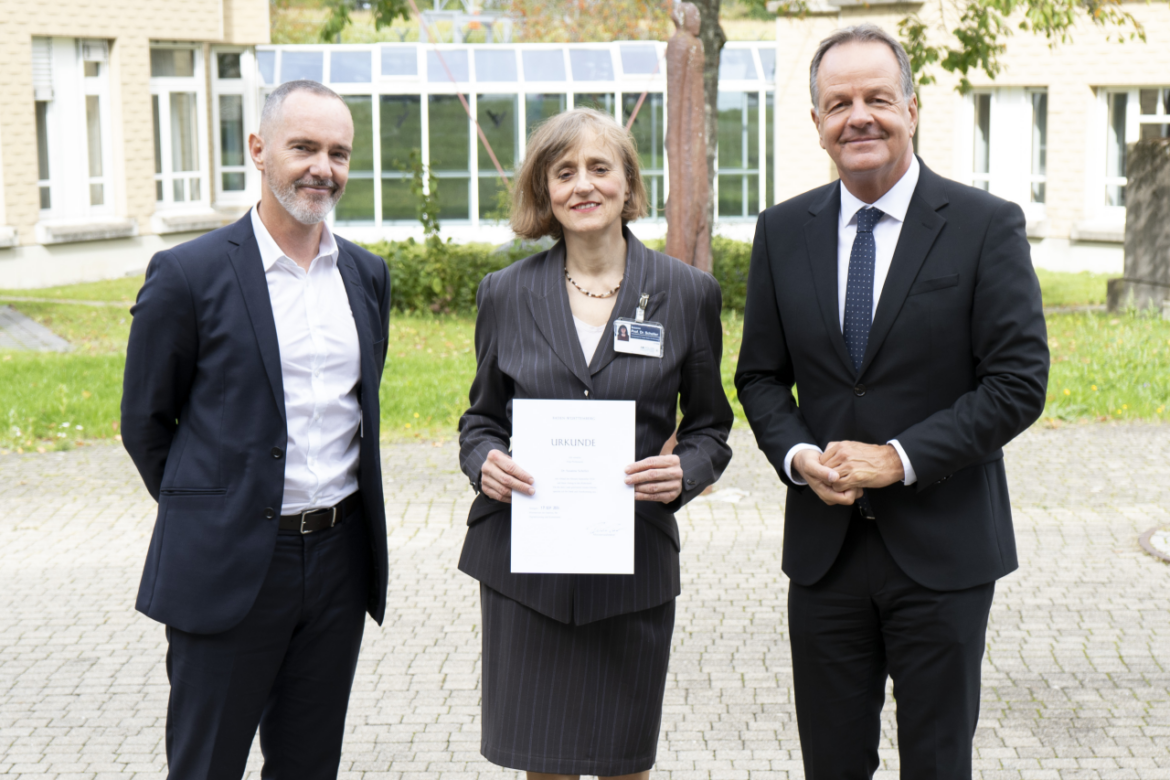 v.l.n.r. Prof. Dr. Kai Müller, Prof. Dr. Susanne Scheller, Präsident Matthias Zeiser