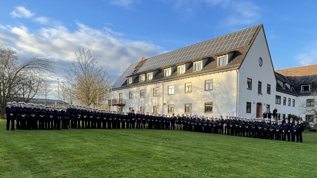 Gruppenbild des Einstellungsjahrgangs 2024 in Wertheim