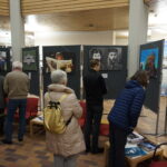 Besucherinnen und Besucher bei der Besichtigung der Portraits des Fotografen Rafael Herlich.