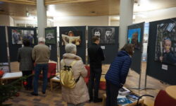 Besucherinnen und Besucher bei der Besichtigung der Portraits des Fotografen Rafael Herlich.